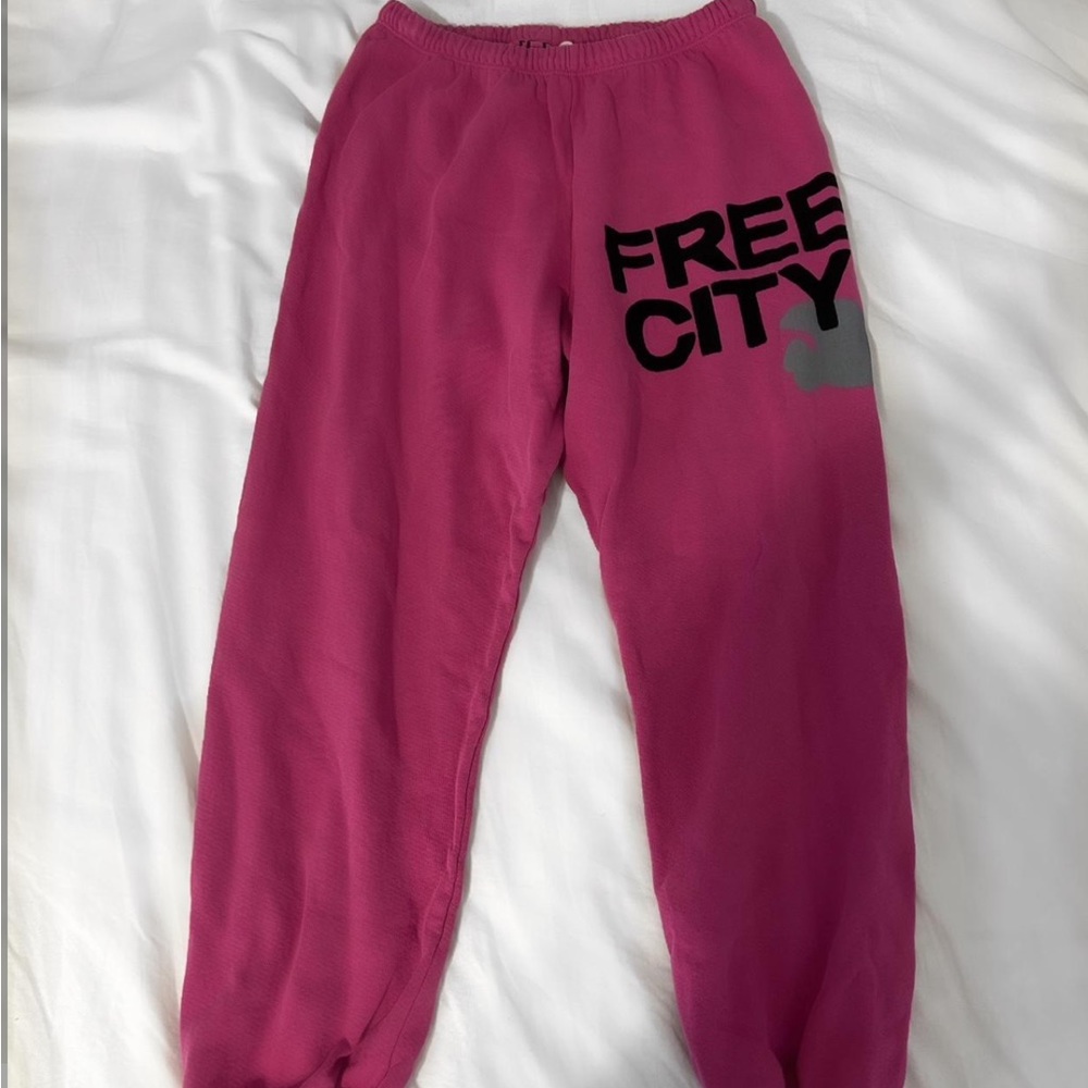 FREECITY Sweatpants in Medium Pink
